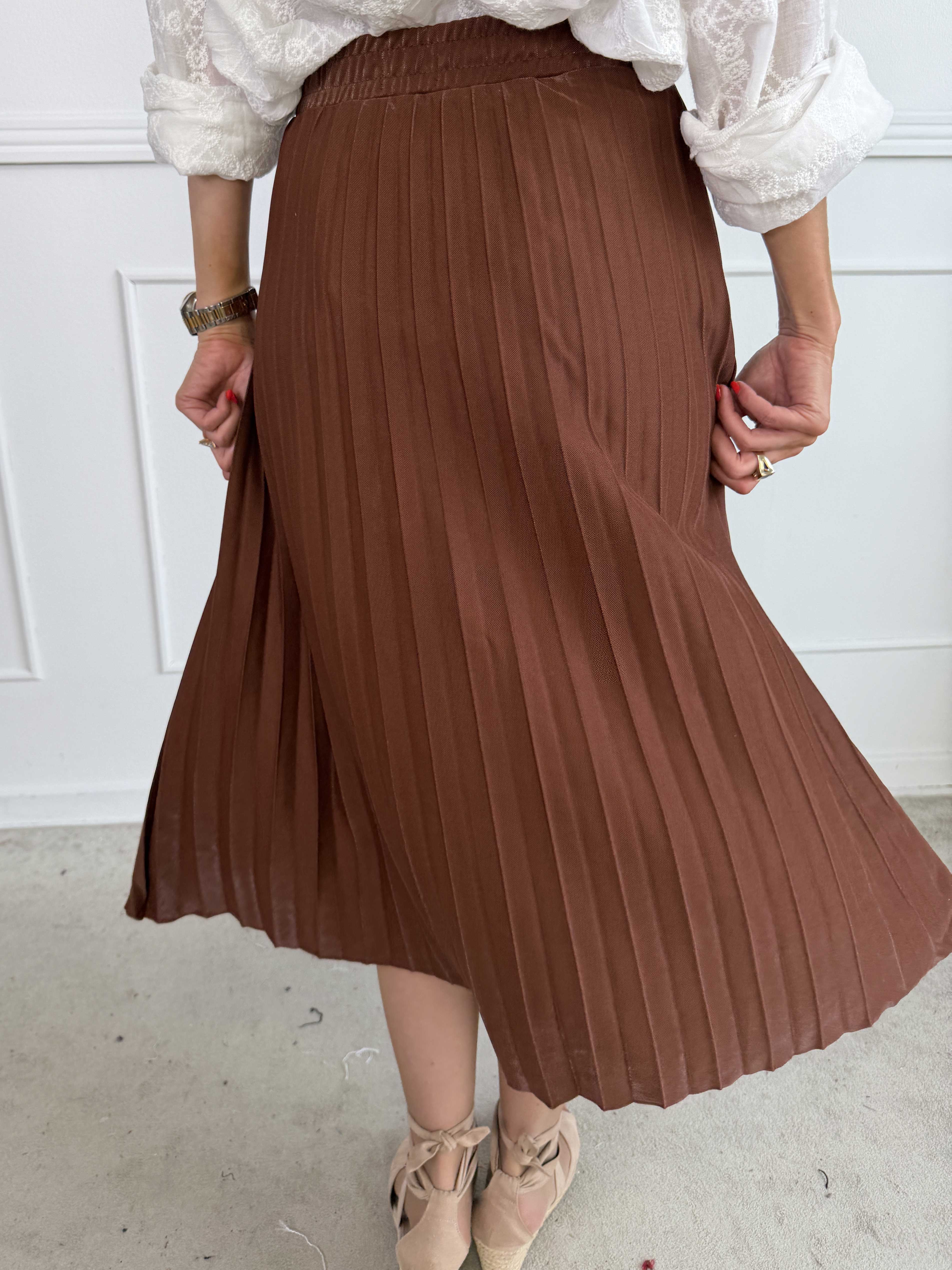 Regitze - Plisseret nederdel i let shiny materiale med elastik i taljen